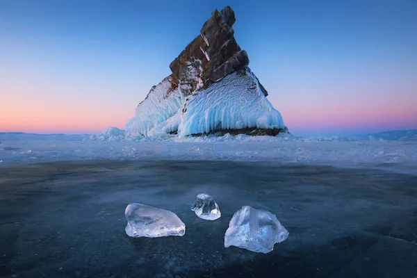 Lód Zamarzniętym Jeziorze Baikal Zimie Elenka Rock Bajkał Syberia Rosja — Zdjęcie stockowe