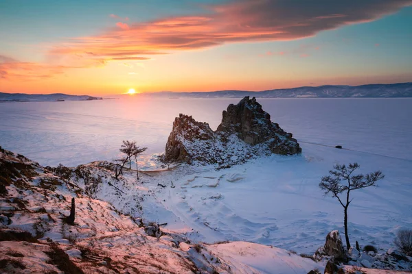 Fryst Bajkalsjö Vintern Shamanka Rock Olkhon Vid Solnedgången Känd Naturminnesmärke — Stockfoto