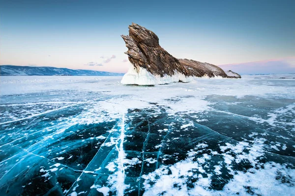 Ogoy Eiland Winter Baikal Meer Met Transparante Gebarsten Blauw Ijs — Stockfoto
