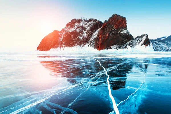 Lago Baikal Inverno Con Ghiaccio Blu Screpolato Trasparente Capo Khoboy — Foto Stock