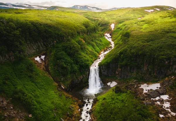 俄罗斯堪察加半岛美丽的瀑布空中无人驾驶飞机视图 青山青翠 青草翠绿 美丽的夏季风景 — 图库照片