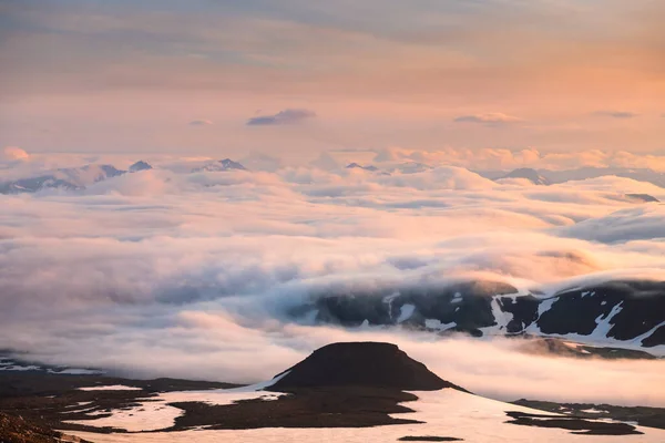 산봉우리들 화산들 구름으로 뒤덮여 있습니다 캄차카 러시아 무인기 아름다운 — 스톡 사진
