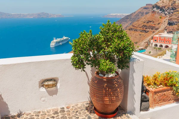 Biała Architektura Wyspie Santorini Grecja Kwiaty Tarasie Widokiem Morze Koncepcja — Zdjęcie stockowe