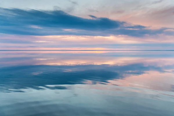 Ландшафт Соленого Озера Закате Голубое Небо Облаками Отражается Поверхности Зеркальной — стоковое фото