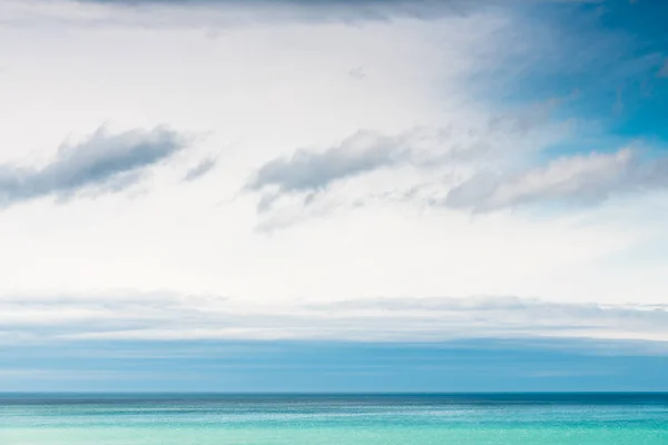 Égbolt Fehér Kék Felhőkkel Kék Tenger Felett Absztrakt Nyári Természet — Stock Fotó