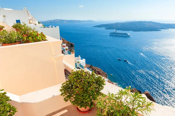 Fehér Építészet Santorini Szigeten Görögországban Virágok Teraszon Kilátással Tengerre Utazás — Stock Fotó