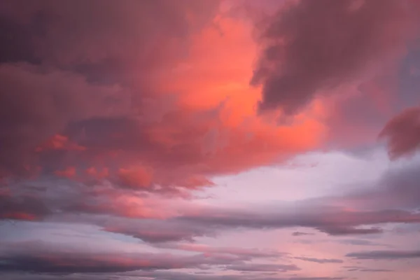 Gün Batımında Pembe Mor Bulutlu Mavi Gökyüzü Soyut Gökyüzü Doğa — Stok fotoğraf