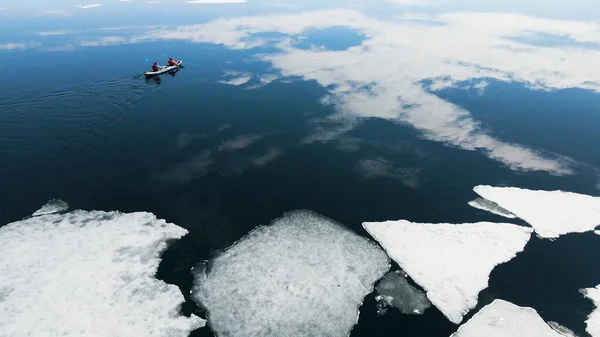 Kajak Pływa Wiosną Między Kranami Lodowymi Jeziorze Jezioro Bajkał Syberia — Zdjęcie stockowe