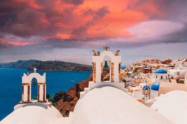 希腊圣托里尼岛美丽的落日 欧亚镇有海景的白色建筑 暑期旅行和度假概念 — 图库照片