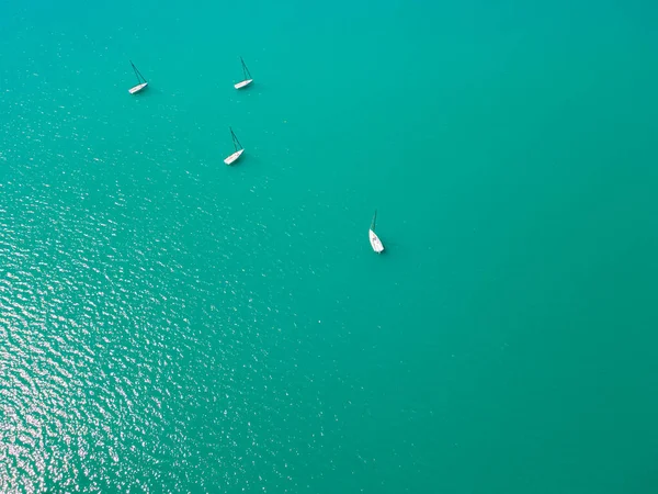 Белые Яхты Плывут Морю Бирюзовая Поверхность Воды Вид Сверху Сверху — стоковое фото