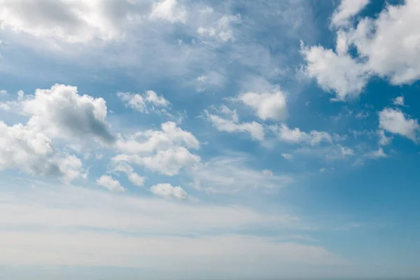 Μπλε Ουρανός Άσπρα Σύννεφα Την Ηλιόλουστη Μέρα Αφηρημένο Φόντο Της — Φωτογραφία Αρχείου