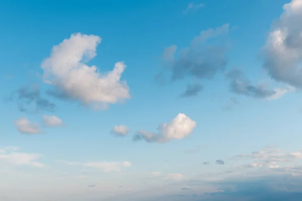 Μπλε Ουρανός Άσπρα Σύννεφα Την Ηλιόλουστη Μέρα Αφηρημένο Φόντο Της — Φωτογραφία Αρχείου