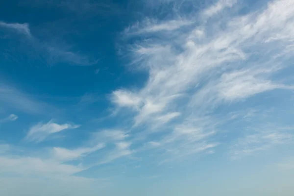 Güneşli Bir Günde Beyaz Bulutlu Mavi Gökyüzü Soyut Gökyüzü Doğa — Stok fotoğraf