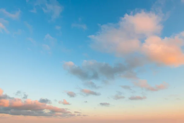 Blauwe Lucht Met Roze Paarse Wolken Bij Zonsondergang Abstract Lucht — Stockfoto