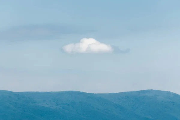 Witte Wolk Blauwe Lucht Boven Bergen Abstract Zomer Natuur Achtergrond — Stockfoto