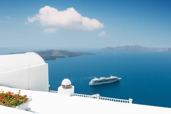 Biała Architektura Wyspie Santorini Grecja Błękitne Morze Niebo Białą Chmurą — Zdjęcie stockowe