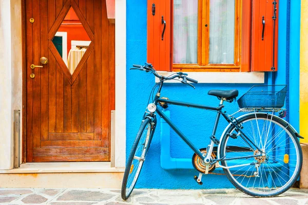 Велосипед Припаркован Рядом Домом Окрашенным Синий Цвет Красочная Архитектура Острова — стоковое фото