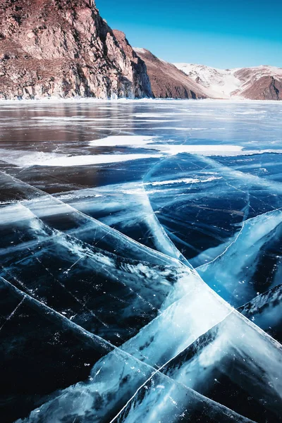 バイカル湖 シベリア ロシアの青い透明な割れた氷 美しい冬の風景 — ストック写真