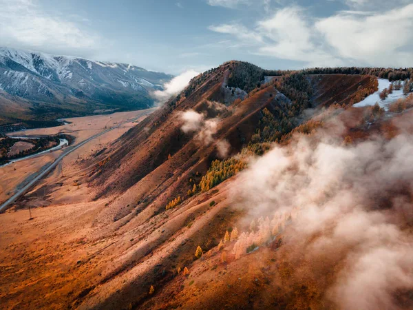 秋天的山 夕阳西下 乌云密布 俄罗斯西伯利亚阿尔泰山脉 美丽的秋天风景 — 图库照片