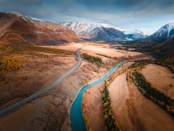 俄罗斯西伯利亚阿尔泰山区的Chuya河和Chuisky河 空中风景 山中有黄秋树 — 图库照片