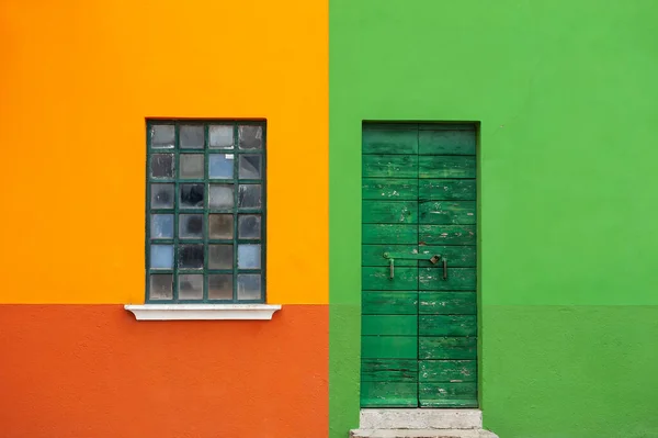 Желто Зеленый Окрашенный Фасад Дома Деревянной Дверью Окном Красочная Архитектура — стоковое фото