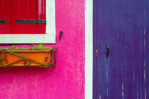 Розовый Покрашенный Фасад Окном Фиолетовой Деревянной Дверью Красочная Архитектура Острова — стоковое фото
