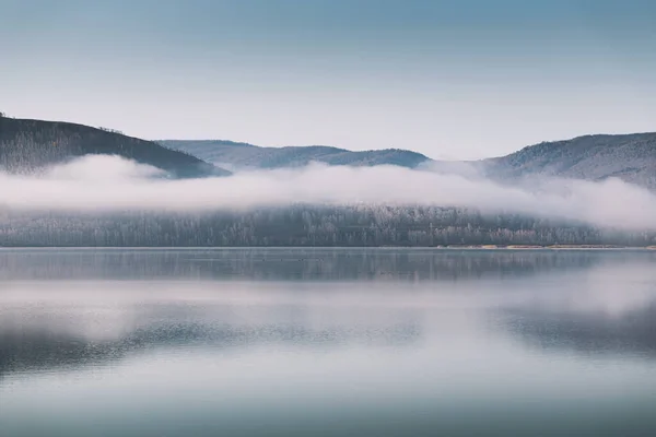 霧の朝に雲と山の湖 秋の風景 山の穏やかな水面に反映されている — ストック写真