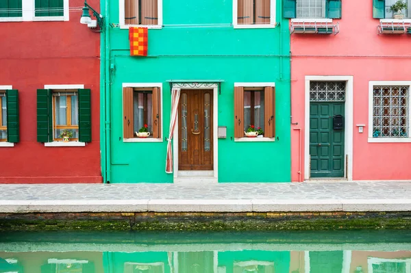 Zielone Czerwone Domy Nad Kanałem Wyspie Burano Wenecja Włochy Piękny — Zdjęcie stockowe