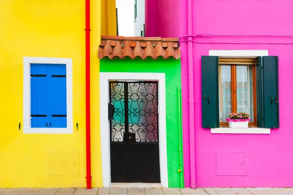 Gelb Und Rosa Gestrichene Häuserfassaden Und Fenster Mit Bunten Fensterläden — Stockfoto