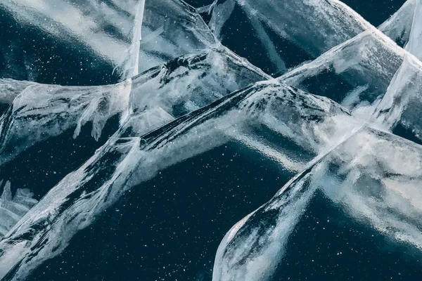 冬季湖面上有裂缝的透明蓝冰 摘要冬季自然背景 俄罗斯贝加尔湖 — 图库照片