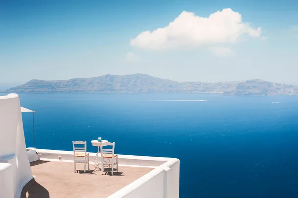 ギリシャのサントリーニ島の白い建築 海の景色を望むテラスで2つの椅子 旅行と夏休みのコンセプト — ストック写真