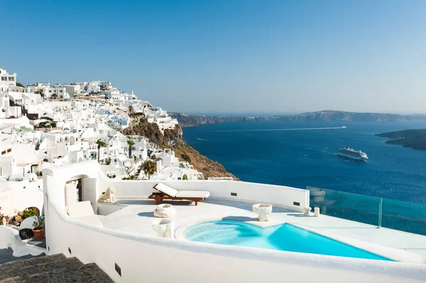 ギリシャのサントリーニ島の白い建築物 海の景色を望む豪華なスイミングプール 旅行と夏休みのコンセプト — ストック写真