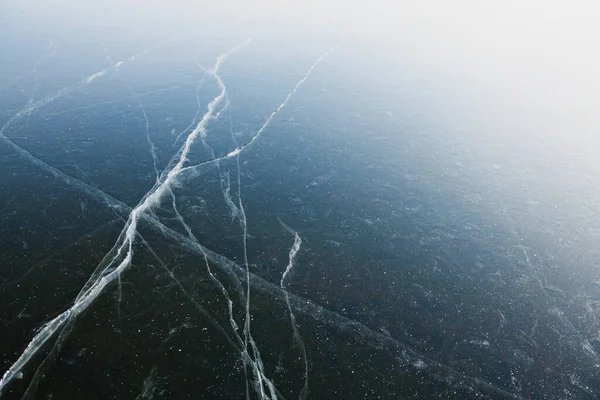 Przezroczysty Niebieski Lód Pęknięciami Jeziorze Zimie Streszczenie Zimowego Tła Przyrody — Zdjęcie stockowe