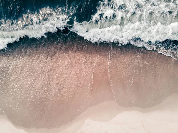 Волны Морском Побережье Пляж Белым Песком Синим Морем Вид Сверху — стоковое фото