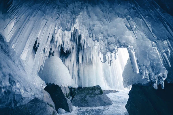 Παγωμένη Σπηλιά Παγοκολόνες Και Παγάκια Στη Λίμνη Baikal Όμορφο Χειμερινό — Φωτογραφία Αρχείου