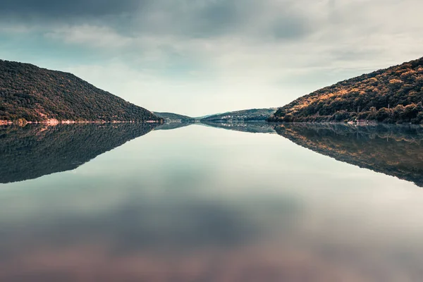 湖の秋の風景です 山の穏やかな水の中に反映されます ロシア アブラウ ドゥルソ村のアブラウ湖 — ストック写真