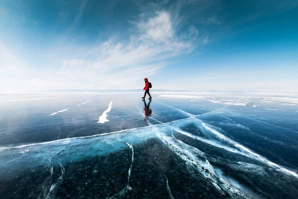 Man Toerist Wandelen Het Ijs Van Baikal Meer Winterlandschap Van — Stockfoto
