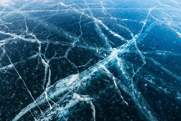 冬季湖面上有裂缝的透明蓝冰 贝加尔湖 俄罗斯冬季背景摘要 — 图库照片