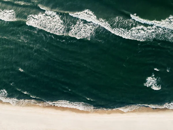 Пляж Белым Песком Синим Морем Вид Сверху Сверху Вниз Абстрактный — стоковое фото