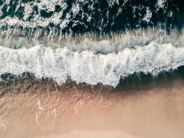 Волны Морском Побережье Пляж Белым Песком Синим Морем Вид Сверху — стоковое фото
