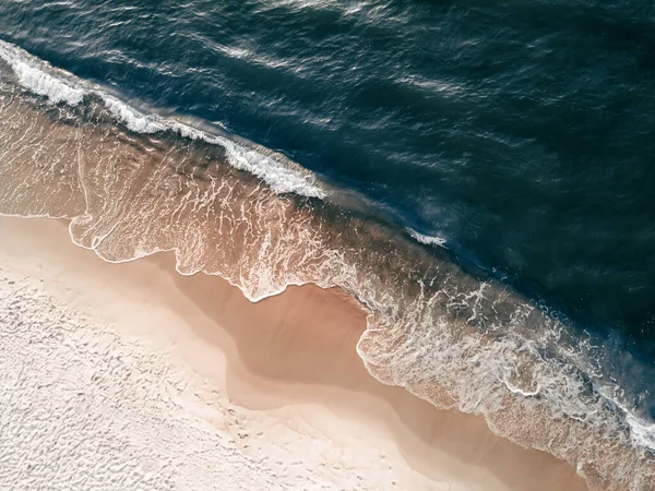 Пляж Белым Песком Синим Морем Вид Сверху Сверху Вниз Абстрактный — стоковое фото