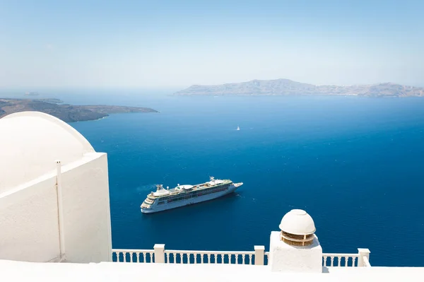 Biała Architektura Wyspie Santorini Grecja Letni Pejzaż Wielki Statek Wycieczkowy — Zdjęcie stockowe