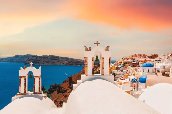 希腊圣托里尼岛美丽的落日 欧亚镇有海景的白色建筑 暑期旅行和度假概念 — 图库照片