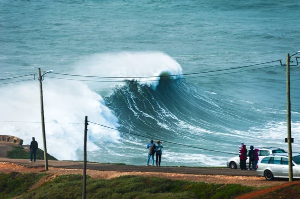Ludzie Oglądają Wielkie Fale Nazarecie Portugalii Wybrzeże Oceanu Atlantyckiego Jesienią — Zdjęcie stockowe