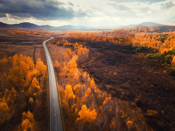 Droga Jesiennych Górach Żółte Drzewa Wzgórzach Zachód Słońca Widok Lotu — Zdjęcie stockowe