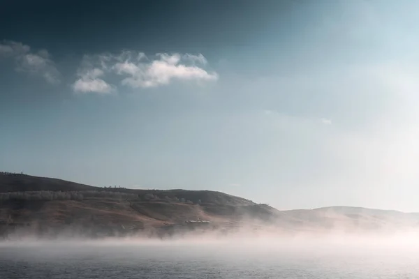 Ορεινή Λίμνη Ομιχλώδες Πρωινό Μπλε Ουρανός Σύννεφα Και Ομίχλη Πάνω — Φωτογραφία Αρχείου