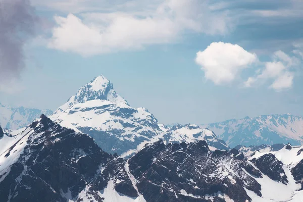 Karla Kaplı Dağ Zirveleri Beyaz Bulutlu Gökyüzü Güzel Kış Manzarası — Stok fotoğraf