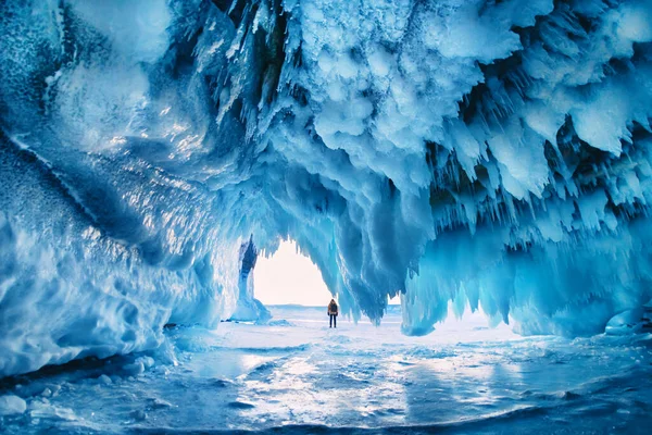 Παγωμένη Σπηλιά Παγοκολόνες Στη Λίμνη Baikal Ηλιοβασίλεμα Τουρίστας Εξερευνεί Σπηλιά — Φωτογραφία Αρχείου