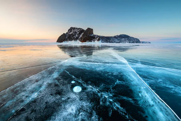 Blå Genomskinlig Sprucken Bajkalsjön Vintern Soluppgång Vid Khoboy Udde Olkhon — Stockfoto