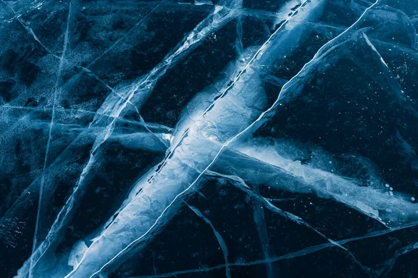 冬季贝加尔湖带裂缝的透明蓝冰 摘要冬季自然背景 俄罗斯西伯利亚贝加尔湖 — 图库照片